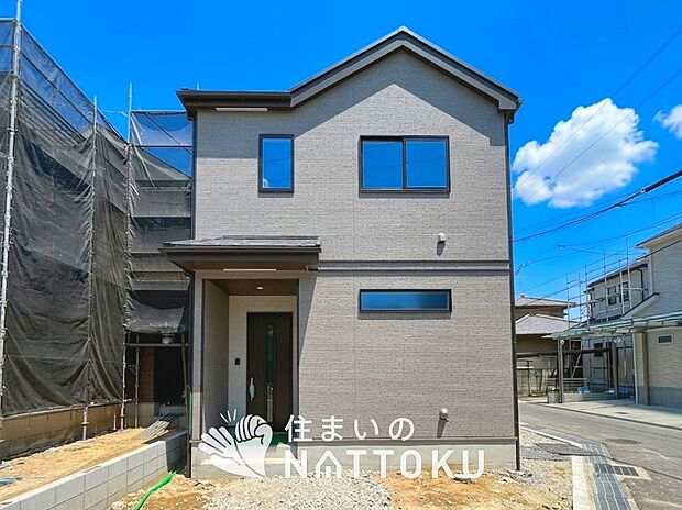 【現地写真（外観）【B号地】】雨で汚れを落とし、耐久性・耐候性に優れた外壁を使用しています。