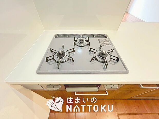 【ビルトインコンロ】フラットな構造で清掃性が高く、過熱防止センサー付３口タイプで日頃の家事も快適です。
