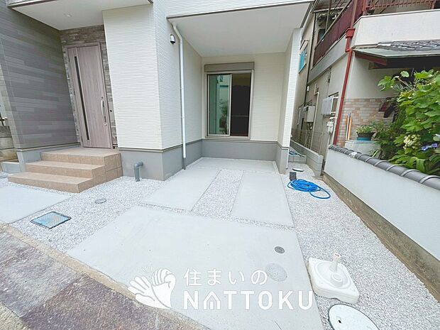 【現地写真（駐車場）】駐車スペースが広く、運転が苦手な方も安心です。