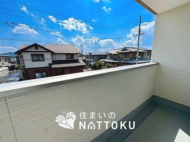 【バルコニー】奥行きが広く、洗濯物をゆったりと干せる十分な広さで、家族の洗濯も捗ります。
