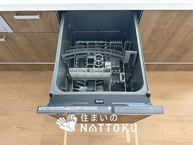 【食器洗い乾燥機】食後の時間にゆとりを与えてくれる食器洗い乾燥機。
操作ボタンも上面にあるので、腰をかがめずに操作ができラクラクです。
