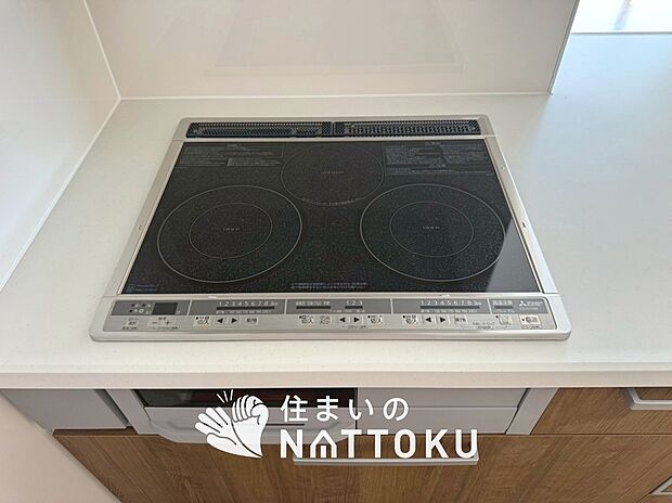 【ビルトインコンロ】フラットな構造で清掃性が高く、過熱防止センサー付３口タイプで日頃の家事も快適です。