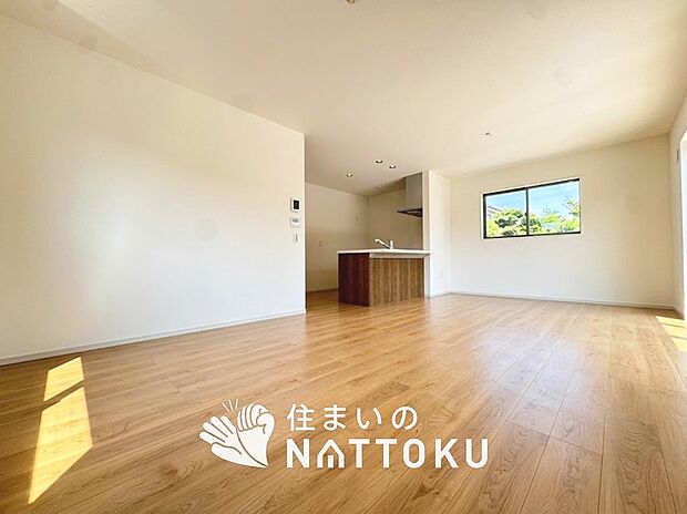 【現地写真（リビング）】フローリング材には、木目、色調など木材特有の風合いがあり、ナチュラルな美しさになっています。