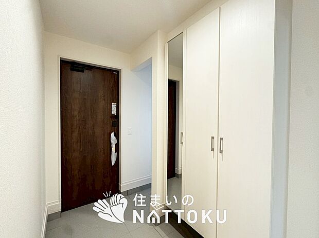【現地写真（玄関）】玄関には、大型のシューズ収納を設置しています。