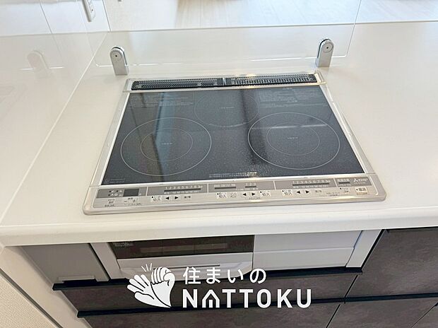 【ビルトインコンロ】フラットな構造で清掃性が高く、過熱防止センサー付３口タイプで日頃の家事も快適です。