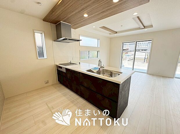 【現地写真（キッチン）】収納たっぷりのシステムキッチン、浄水器付水栓を標準装備しています。
