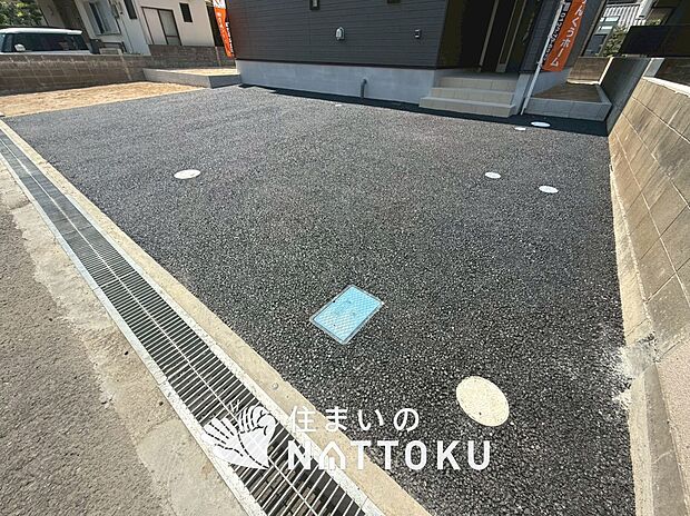 【現地写真（駐車場）】駐車スペースが広く、運転が苦手な方も安心です。