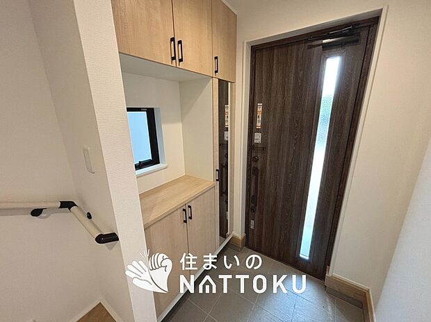 【現地写真（玄関）】玄関には、大型のシューズ収納を設置しています。