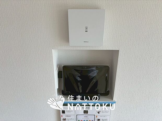 【TVモニター付インターホン】玄関の子機にカメラが付いており、来訪者の顔を確認できるため、音声だけの対応とは安心感が違います。
また、ハンズフリー通話で受話器を持つわずらわしさを解消できます。
