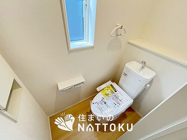 【トイレ】汚れてもサッとひと拭きでお手入れ簡単、エコ仕様の温水洗浄便座付きのトイレです。
バリアフリーにも配慮しています。
