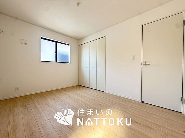 【現地写真（寝室）】木目の美しさを際立たせるシンプルデザインの建具を使用しています。
