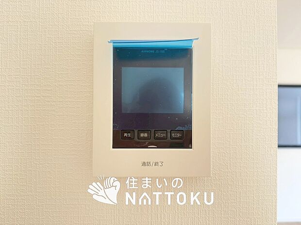 【TVモニター付インターホン】手放し通話ができ、送話表示灯で送話・受話状態が確認できます。
映像と音声で玄関先の様子をチェックできるモニター機能や、夜間の訪問者の顔も確認できるLEDライトを装備しています。
