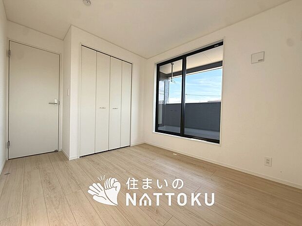 【現地写真（寝室）】木目の美しさを際立たせるシンプルデザインの建具を使用しています。