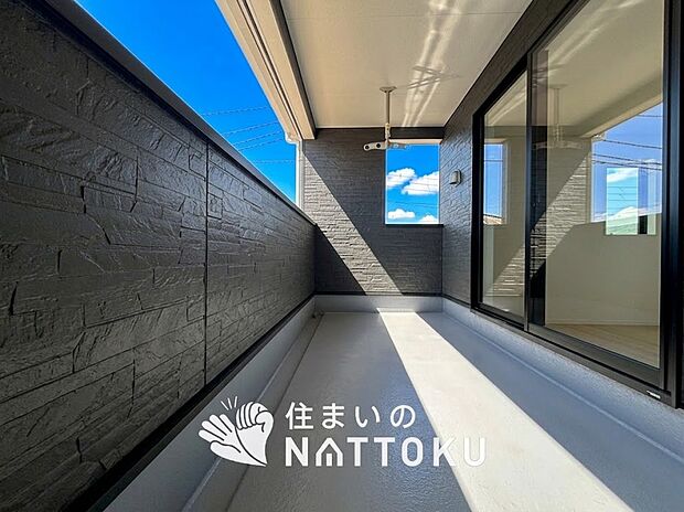 【バルコニー】奥行きが広く、洗濯物をゆったりと干せる十分な広さで、家族の洗濯も捗ります。