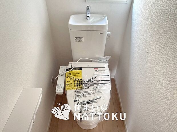 【トイレ】汚れてもサッとひと拭きでお手入れ簡単、エコ仕様の温水洗浄便座付きのトイレです。
バリアフリーにも配慮しています。
