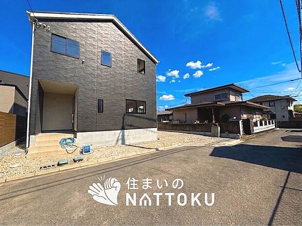 【現地写真（前道含む外観）】健康被害に配慮したもっとも安全性の高い建材を採用し、シックハウス対策をしております。