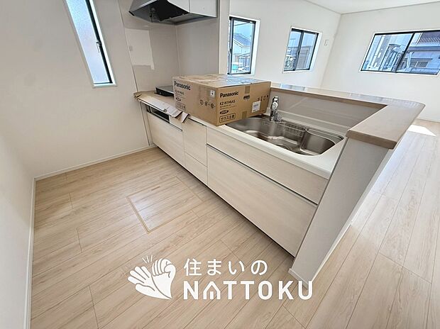 【現地写真（キッチン）】収納たっぷりのシステムキッチン、浄水器付水栓を標準装備しています。