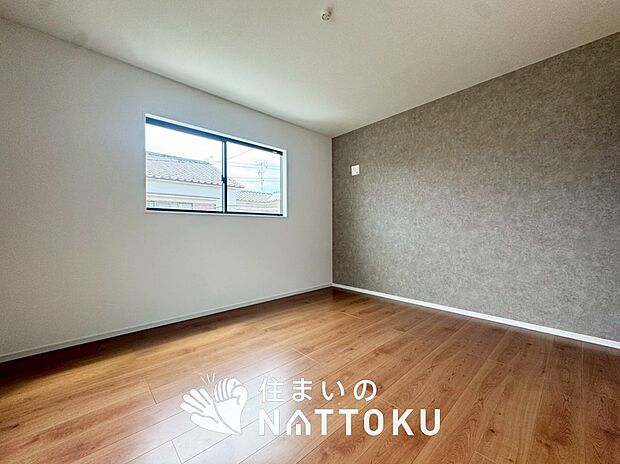 【現地写真(寝室)】木目の美しさを際立たせるシンプルデザインの建具を使用しています。