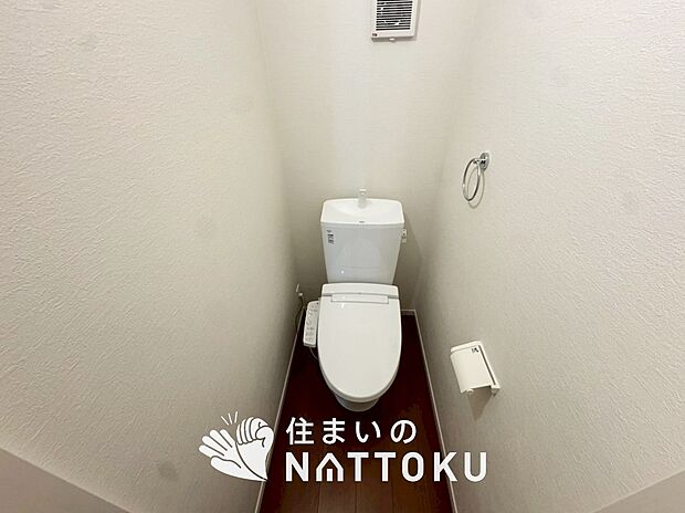 【トイレ】汚れてもサッとひと拭きでお手入れ簡単、エコ仕様の温水洗浄便座付きのトイレです。
バリアフリーにも配慮しています。