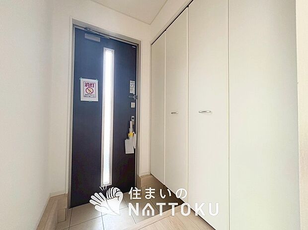 【現地写真（玄関）】玄関には、大型のシューズ収納を設置しています。