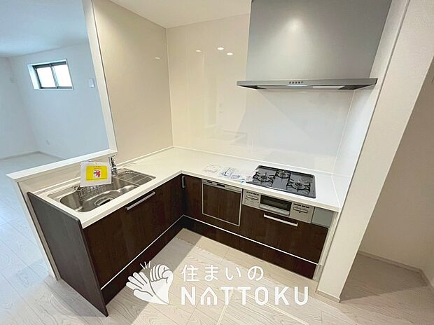 【現地写真（キッチン）】収納たっぷりのシステムキッチン、浄水器付水栓を標準装備しています。