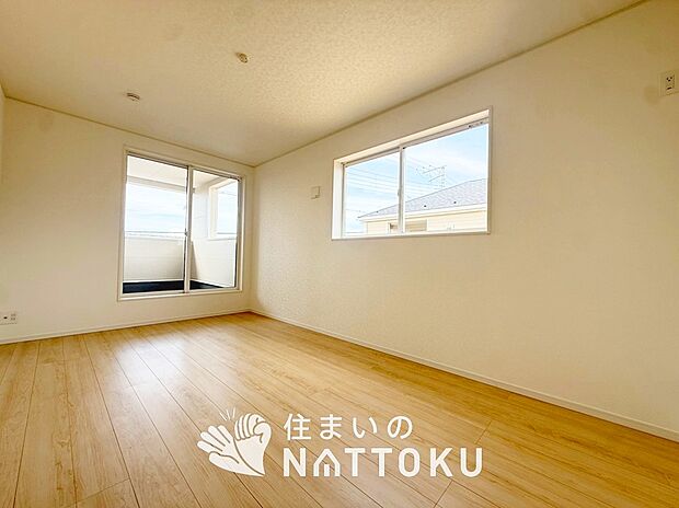 【現地写真(寝室)】木目の美しさを際立たせるシンプルデザインの建具を使用しています。