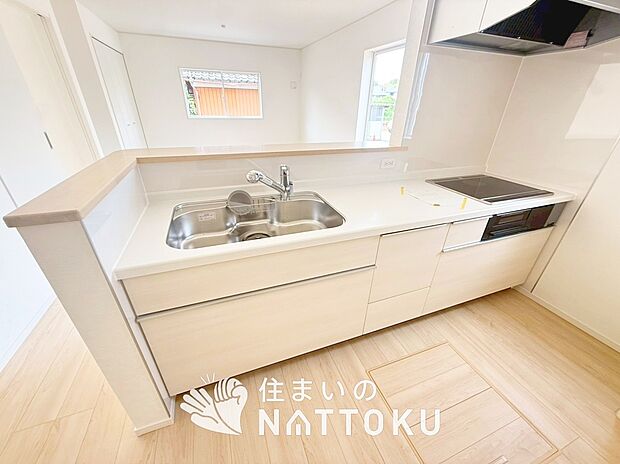 【現地写真(キッチン)】収納たっぷりのシステムキッチン、浄水器付水栓を標準装備しています。