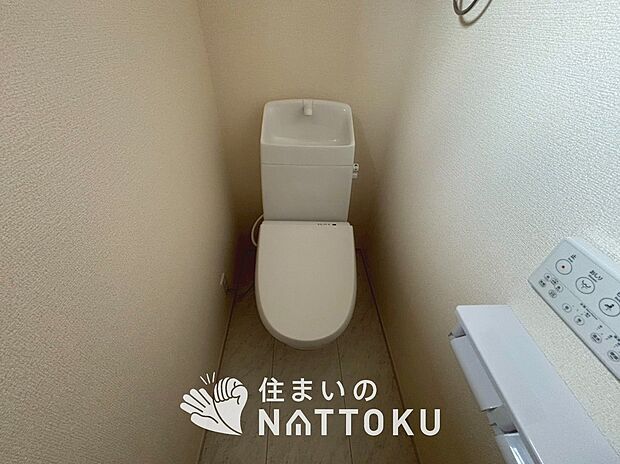 【トイレ】汚れてもサッとひと拭きでお手入れ簡単、エコ仕様の温水洗浄便座付きのトイレです。
バリアフリーにも配慮しています。
