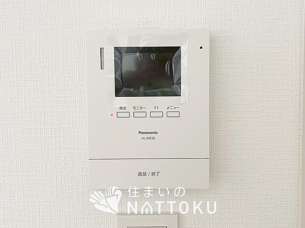 【TVモニター付インターホン】手放し通話ができ、送話表示灯で送話・受話状態が確認できます。
映像と音声で玄関先の様子をチェックできるモニター機能や、夜間の訪問者の顔も確認できるLEDライトを装備しています。
