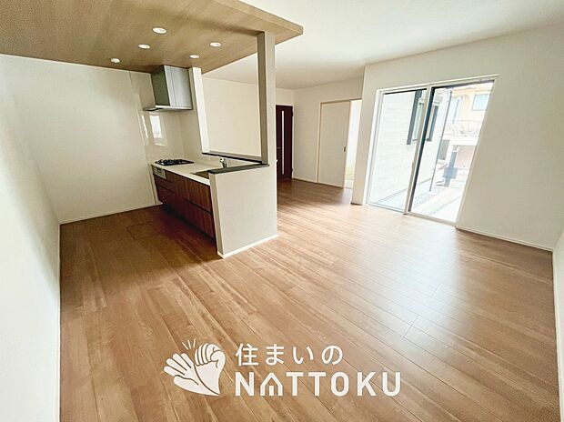【現地写真（リビング）】フローリング材には、木目、色調など木材特有の風合いがあり、ナチュラルな美しさになっています。