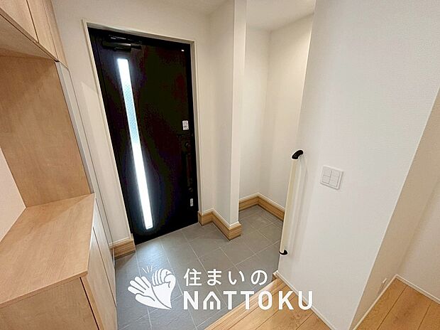 【現地写真（玄関）】玄関には、大型のシューズ収納を設置しています。