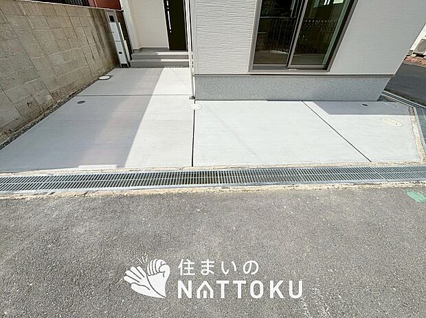 【現地写真（駐車場）】駐車スペースが広く、運転が苦手な方も安心です。