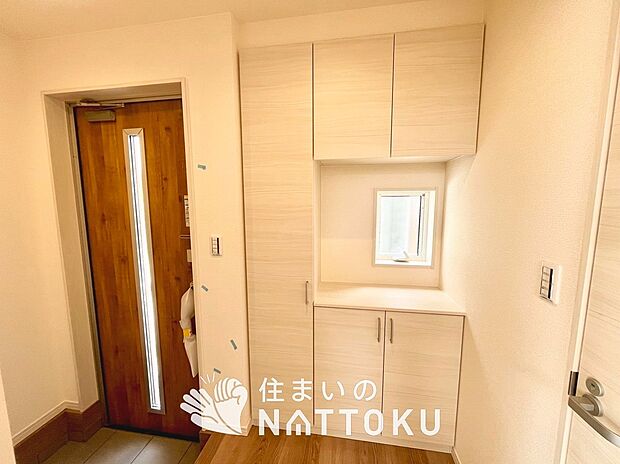 【現地写真（玄関）】玄関には、大型のシューズ収納を設置しています。