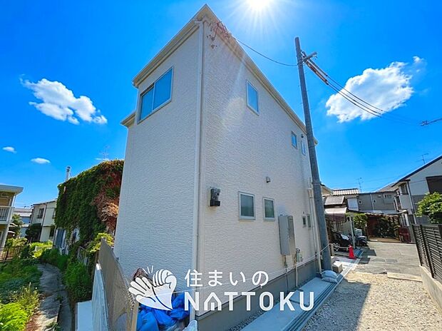 【現地写真（前道含む外観）】軽くて火災に強い屋根材を採用し、地震時の建物への負担や揺れを軽減しています。