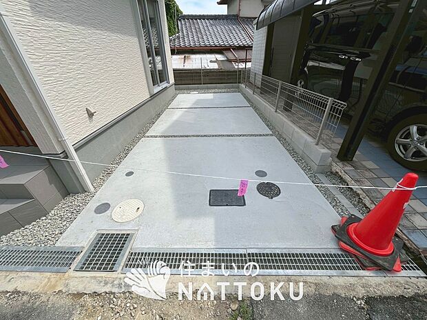 【現地写真（駐車場）】駐車スペースが広く、運転が苦手な方も安心です。