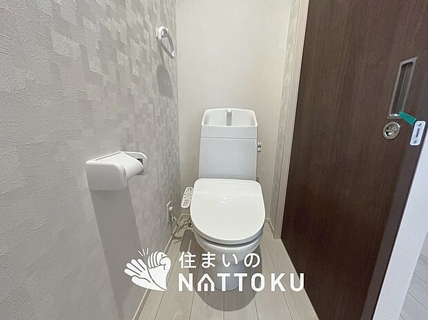 【トイレ】汚れてもサッとひと拭きでお手入れ簡単、エコ仕様の温水洗浄便座付きのトイレです。
バリアフリーにも配慮しています。
