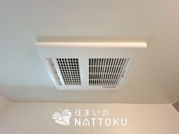 【浴室暖房換気乾燥機】寒い冬場はあたたかく、暑い夏場は扇風機のような心地よさです。
雨の日は、浴室が衣類乾燥スペースになります。
