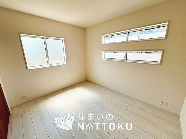 【現地写真（洋室）】木目の美しさを際立たせるシンプルデザインの建具を使用しています。