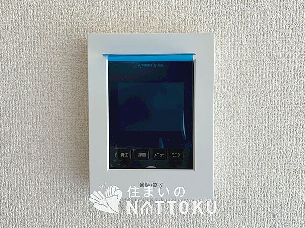 【TVモニター付インターホン】手放し通話ができ、送話表示灯で送話・受話状態が確認できます。
映像と音声で玄関先の様子をチェックできるモニター機能や、夜間の訪問者の顔も確認できるLEDライトを装備しています。
