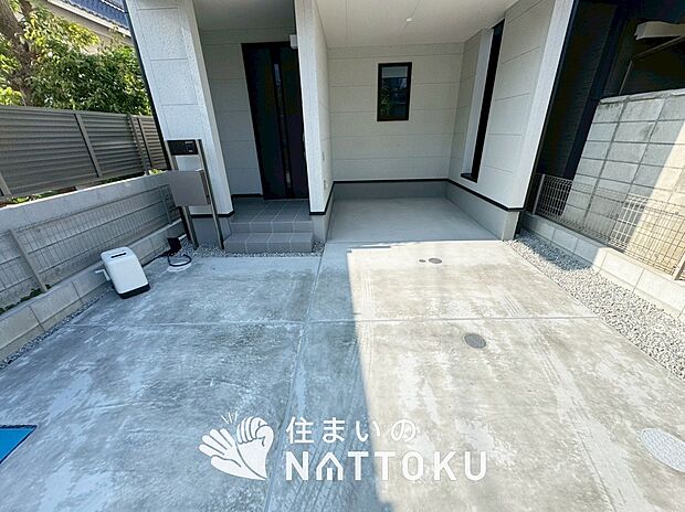 【現地写真（駐車場）】駐車スペースが広く、運転が苦手な方も安心です。