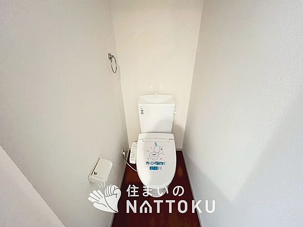 【トイレ】汚れてもサッとひと拭きでお手入れ簡単、エコ仕様の温水洗浄便座付きのトイレです。
バリアフリーにも配慮しています。
