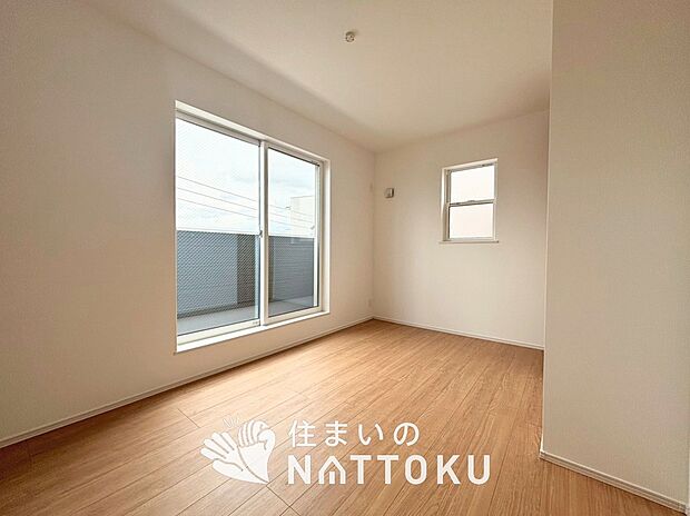 【現地写真（寝室）】木目の美しさを際立たせるシンプルデザインの建具を使用しています。