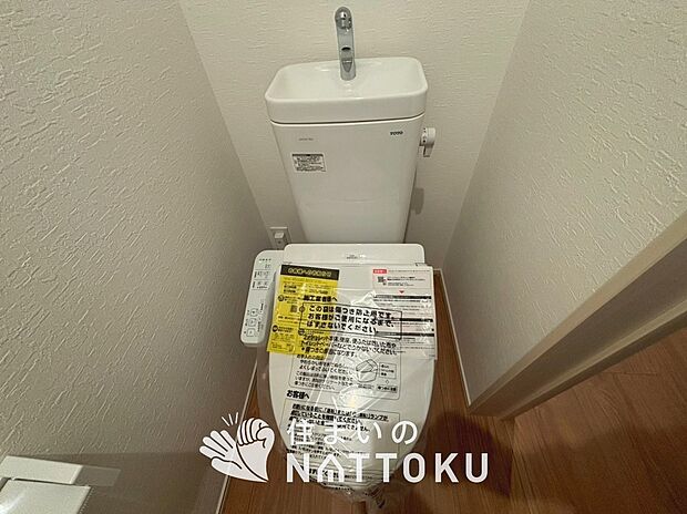 【トイレ】汚れてもサッとひと拭きでお手入れ簡単、エコ仕様の温水洗浄便座付きのトイレです。
バリアフリーにも配慮しています。
