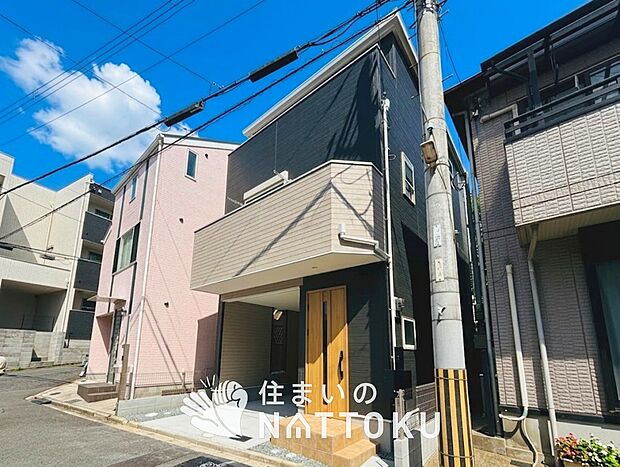 【現地写真（外観）】軽くて火災に強い屋根材を採用し、地震時の建物への負担や揺れを軽減しています。