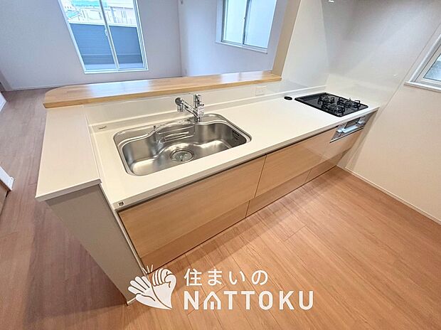 【現地写真（キッチン）】収納たっぷりのシステムキッチン、浄水器付水栓を標準装備しています。