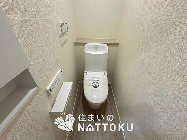 【トイレ】汚れてもサッとひと拭きでお手入れ簡単、エコ仕様の温水洗浄便座付きのトイレです。
バリアフリーにも配慮しています。
