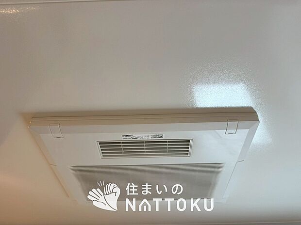 【浴室換気乾燥暖房機】予備暖房や衣類の乾燥に使用できる乾燥機を設置。
雨の日の洗濯物や、部屋干しの衣類等の乾燥に活躍します。
