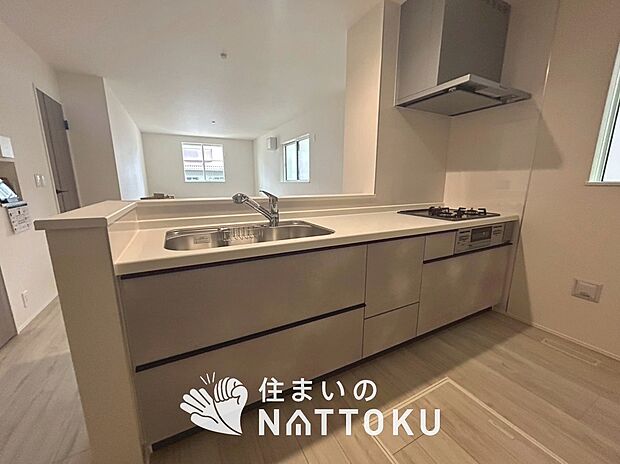 【現地写真（キッチン）】収納たっぷりのシステムキッチン、浄水器付水栓を標準装備しています。
