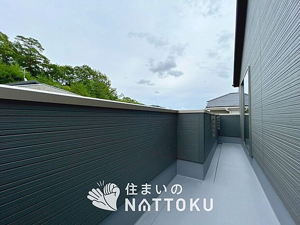 【バルコニー】奥行きが広く、洗濯物をゆったりと干せる十分な広さで、家族の洗濯も捗ります。