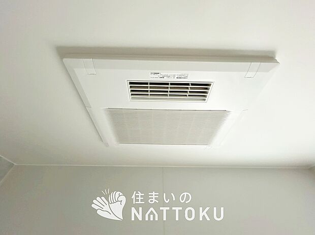【浴室換気乾燥暖房機】予備暖房や衣類の乾燥に使用できる乾燥機を設置。
雨の日の洗濯物や、部屋干しの衣類等の乾燥に活躍します。
